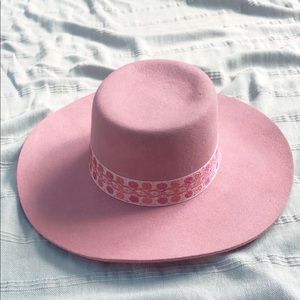 Lack of color Sierra rose hat